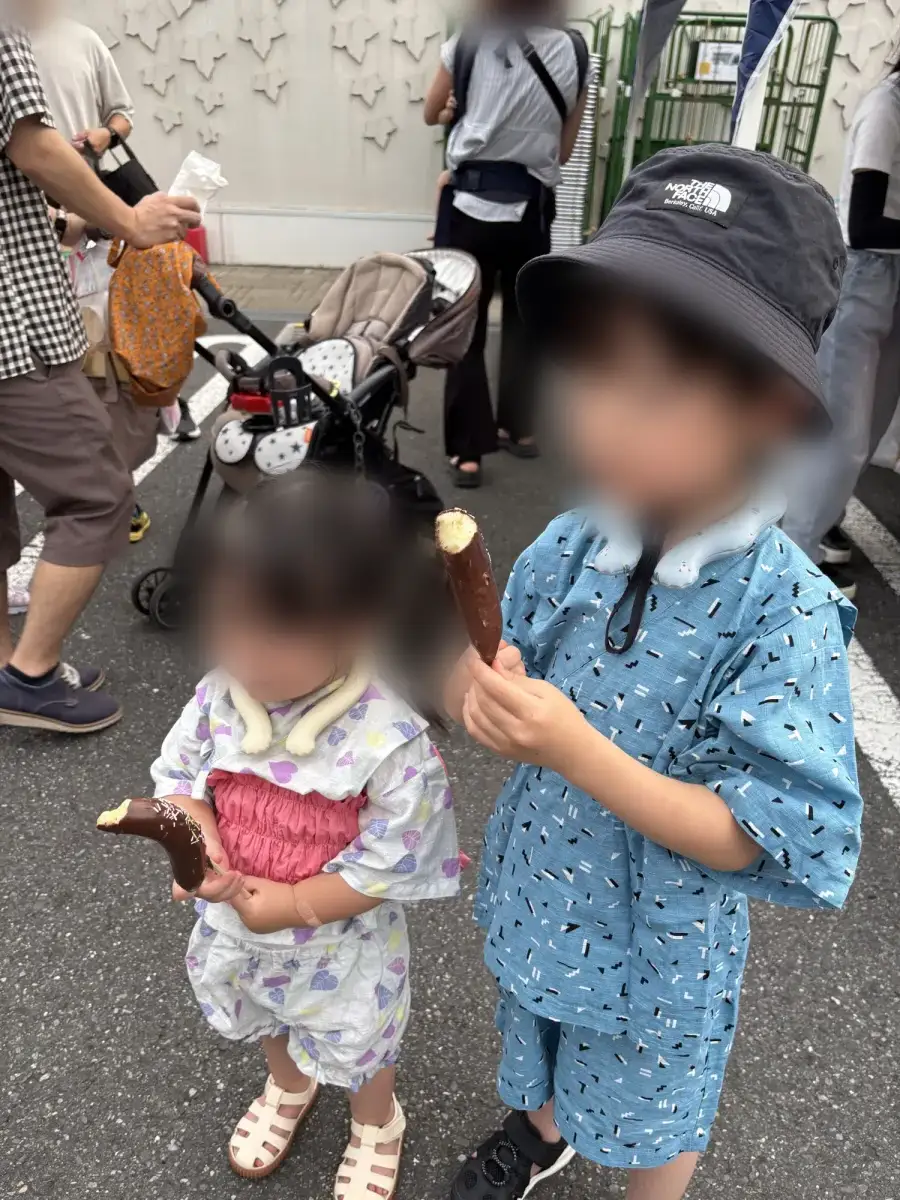 甚平を着た子どもたちがチョコバナナを食べる様子