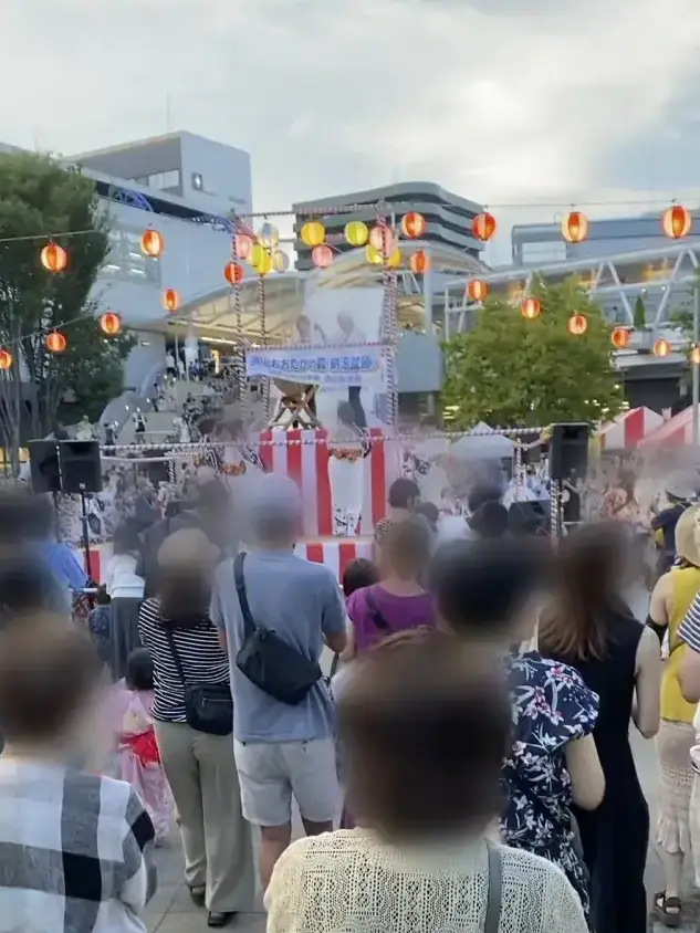 流山おおたかの森S・C 夏祭りのやぐら周辺で盆踊りをする様子