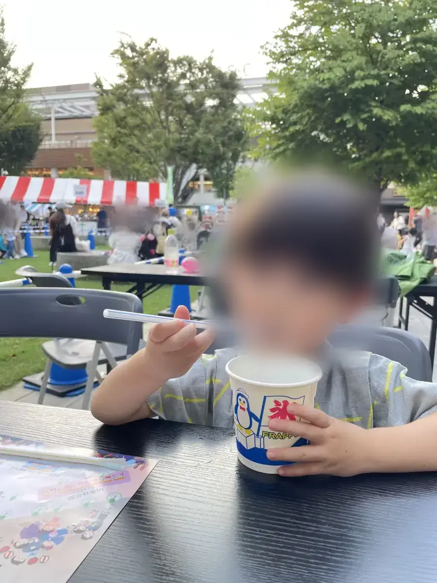 流山おおたかの森S・C 夏祭りでかき氷を食べる子ども