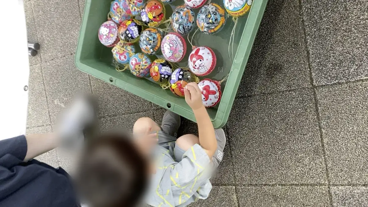 流山おおたかの森S・C 夏祭りでヨーヨーすくいをする子ども