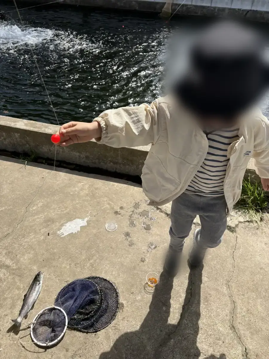 魚を釣り上げた瞬間