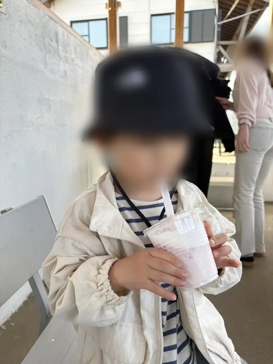 いちごミルクを飲んでいる様子