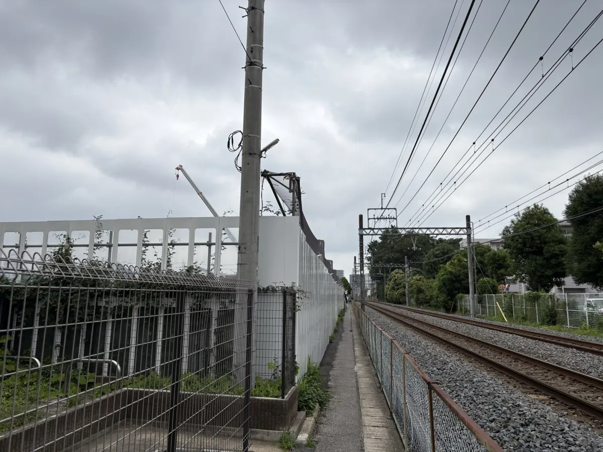 パークホームズ流山おおたかの森ソライエの建設予定地を線路側から見た様子