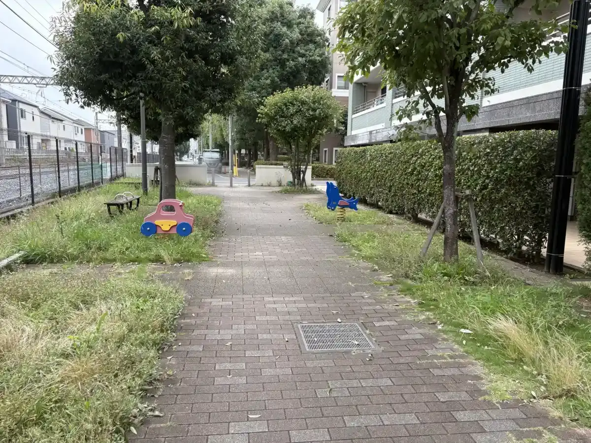 パークホームズ流山おおたかの森ソライエから初石駅へ向かう途中にある線路沿いの初石30号公園