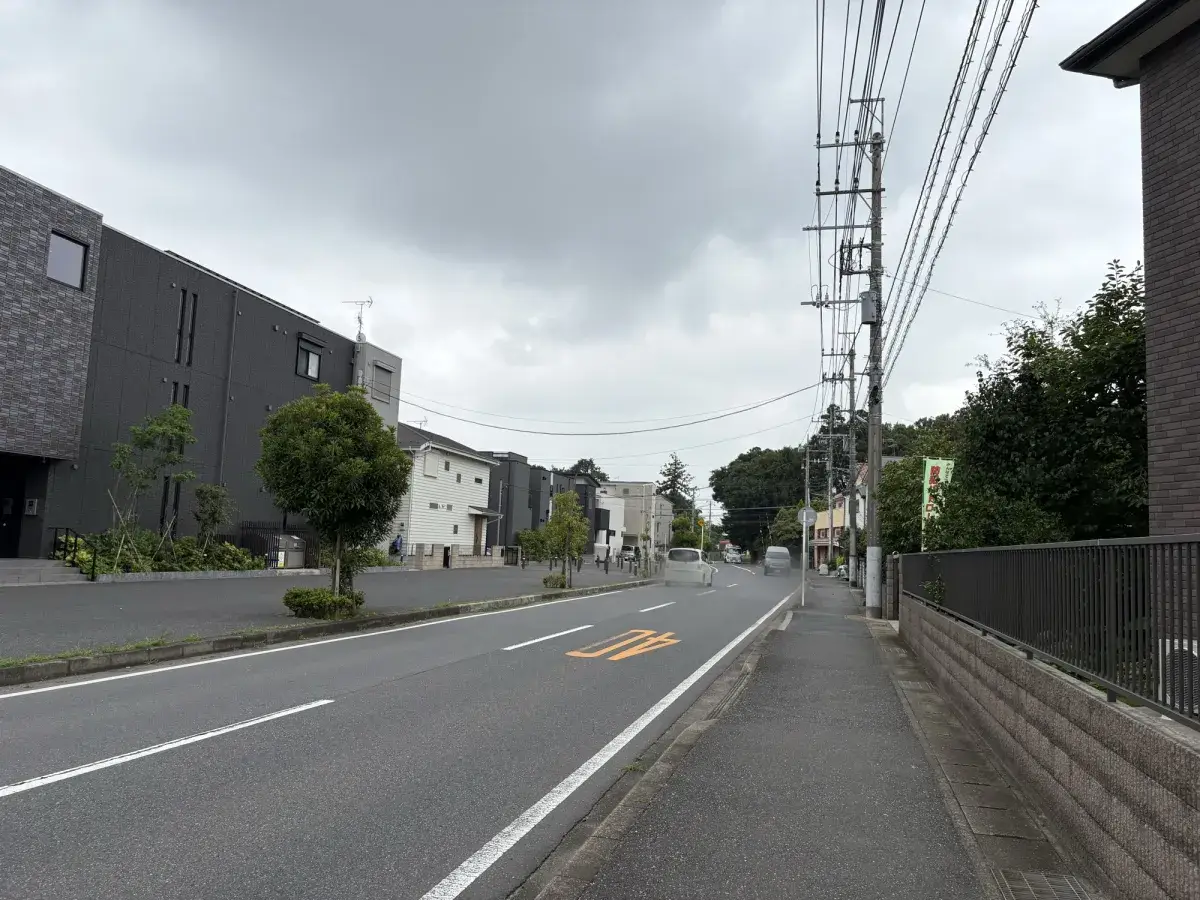 マンション南側の比較的大きめの道路