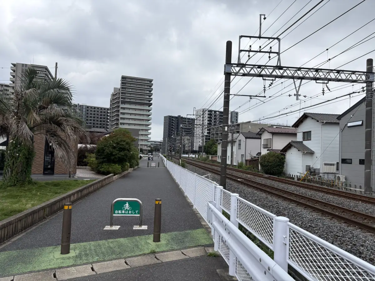 パークホームズ流山おおたかの森ソライエから流山おおたかの森駅方面へ向かう線路沿いの歩道
