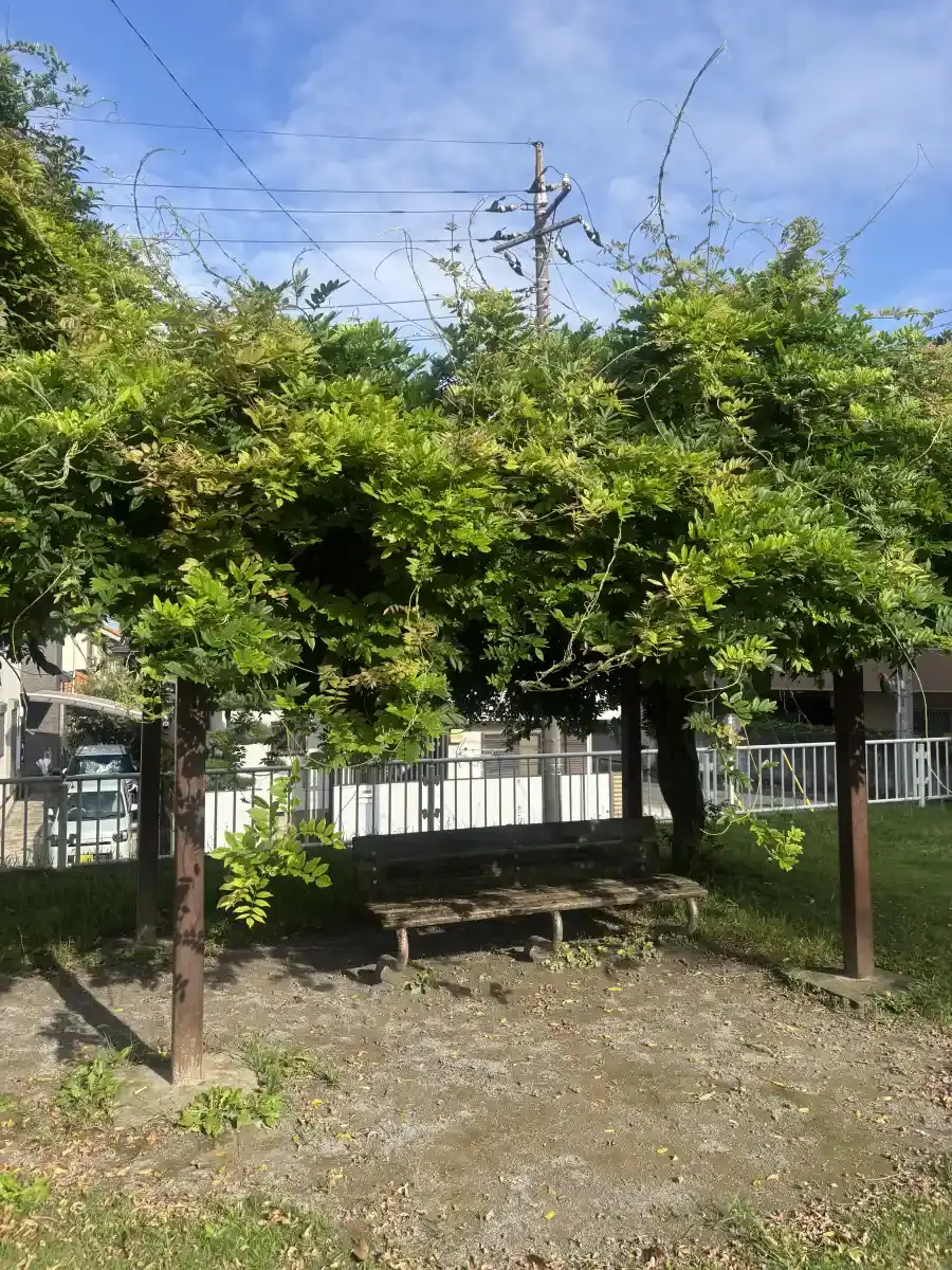 台田法花坊公園の屋根付きベンチ