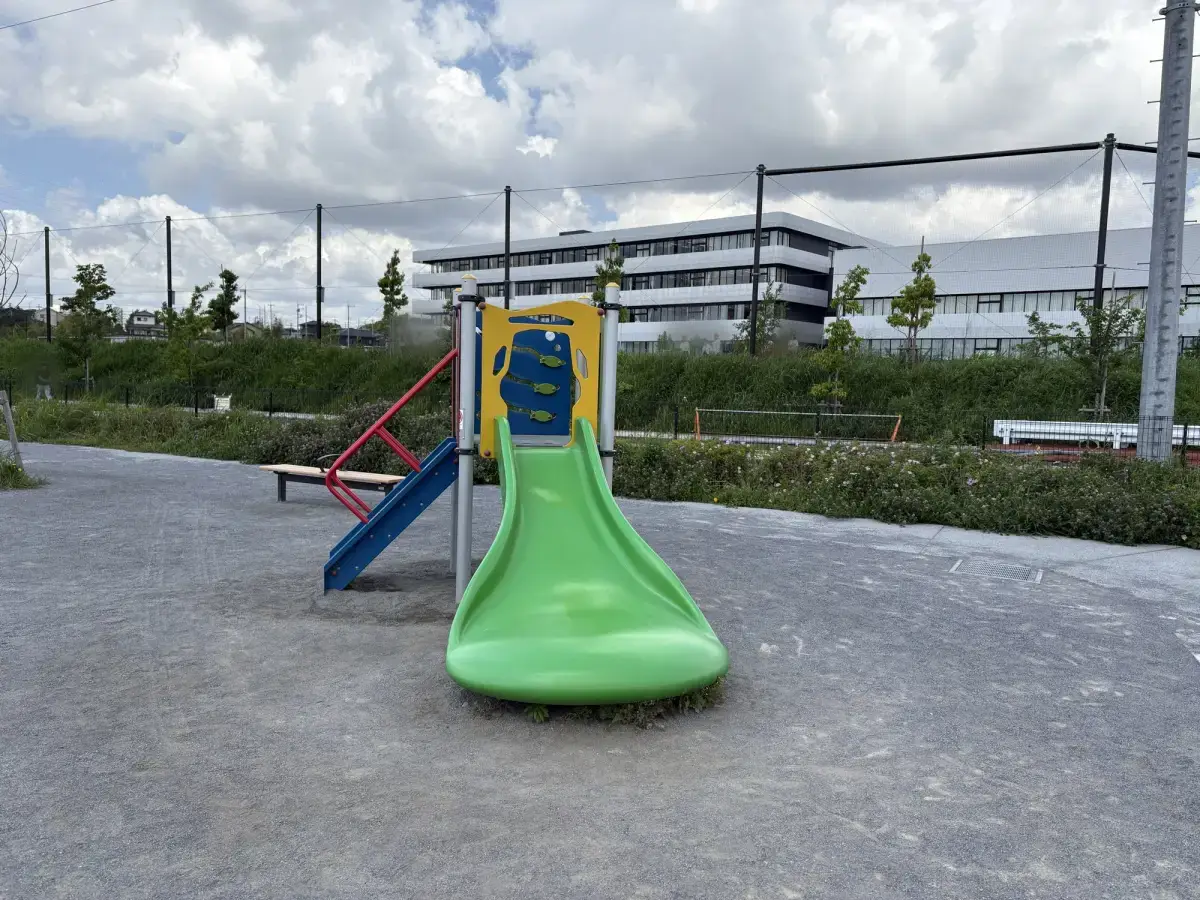 市野谷2号公園の幼児向けすべり台