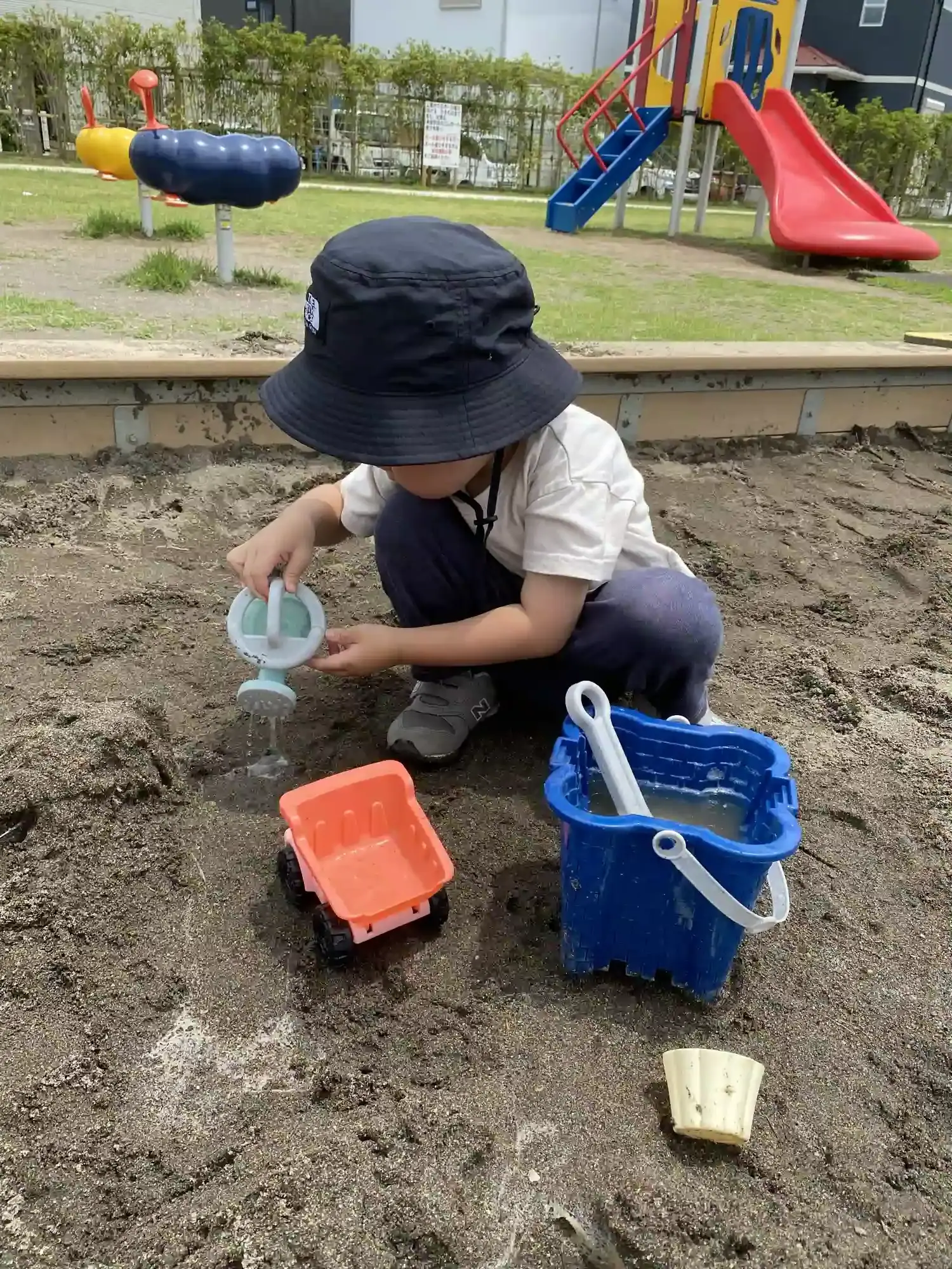 砂場で遊ぶ3歳の子供