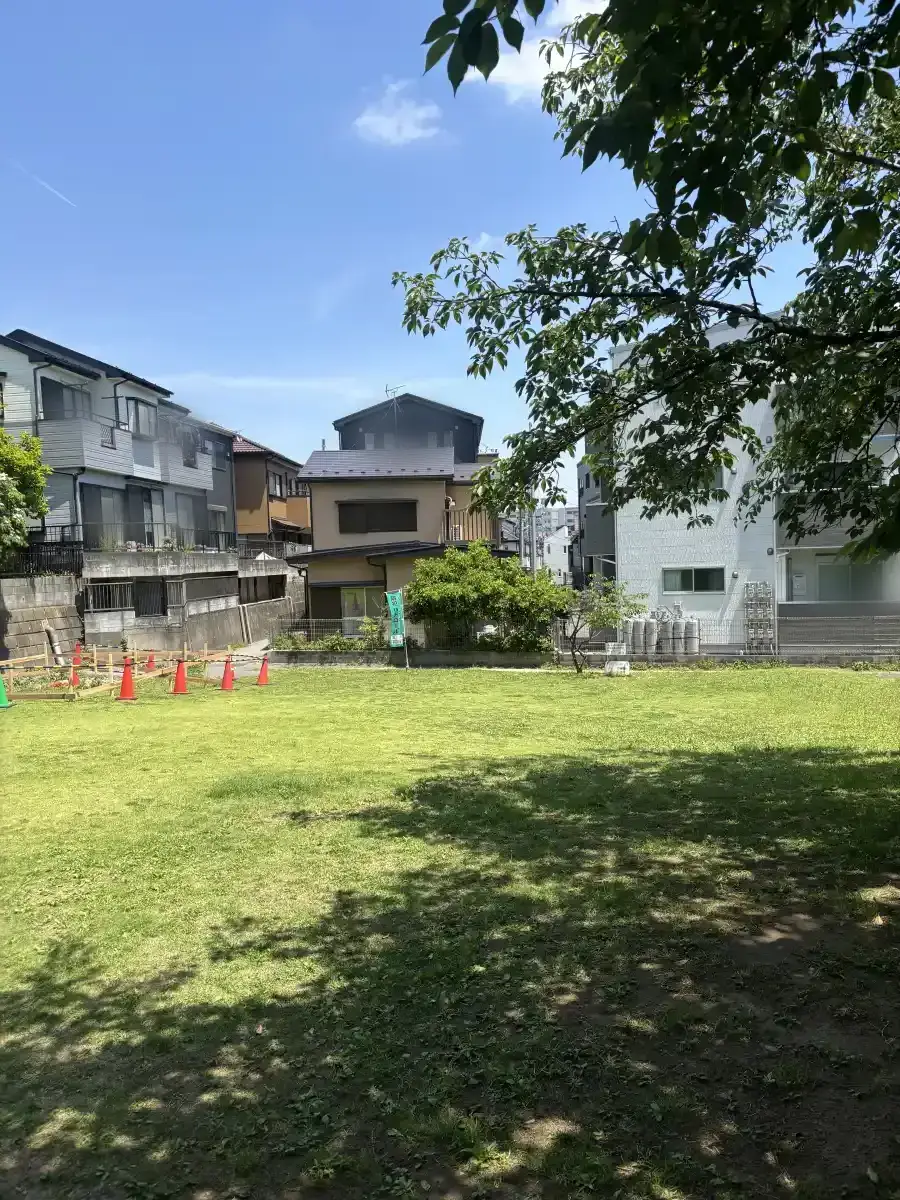 公園の奥側から見た広場