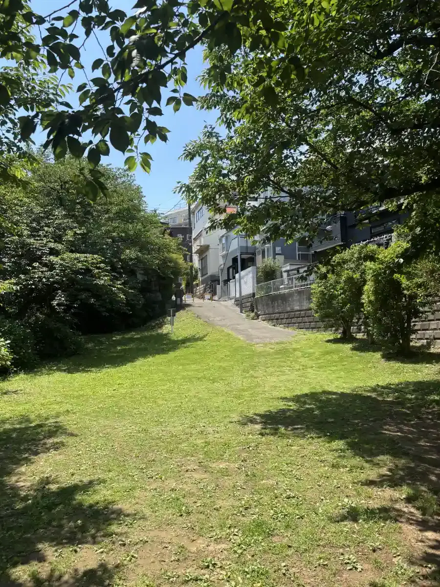 公園内から見た入口方向