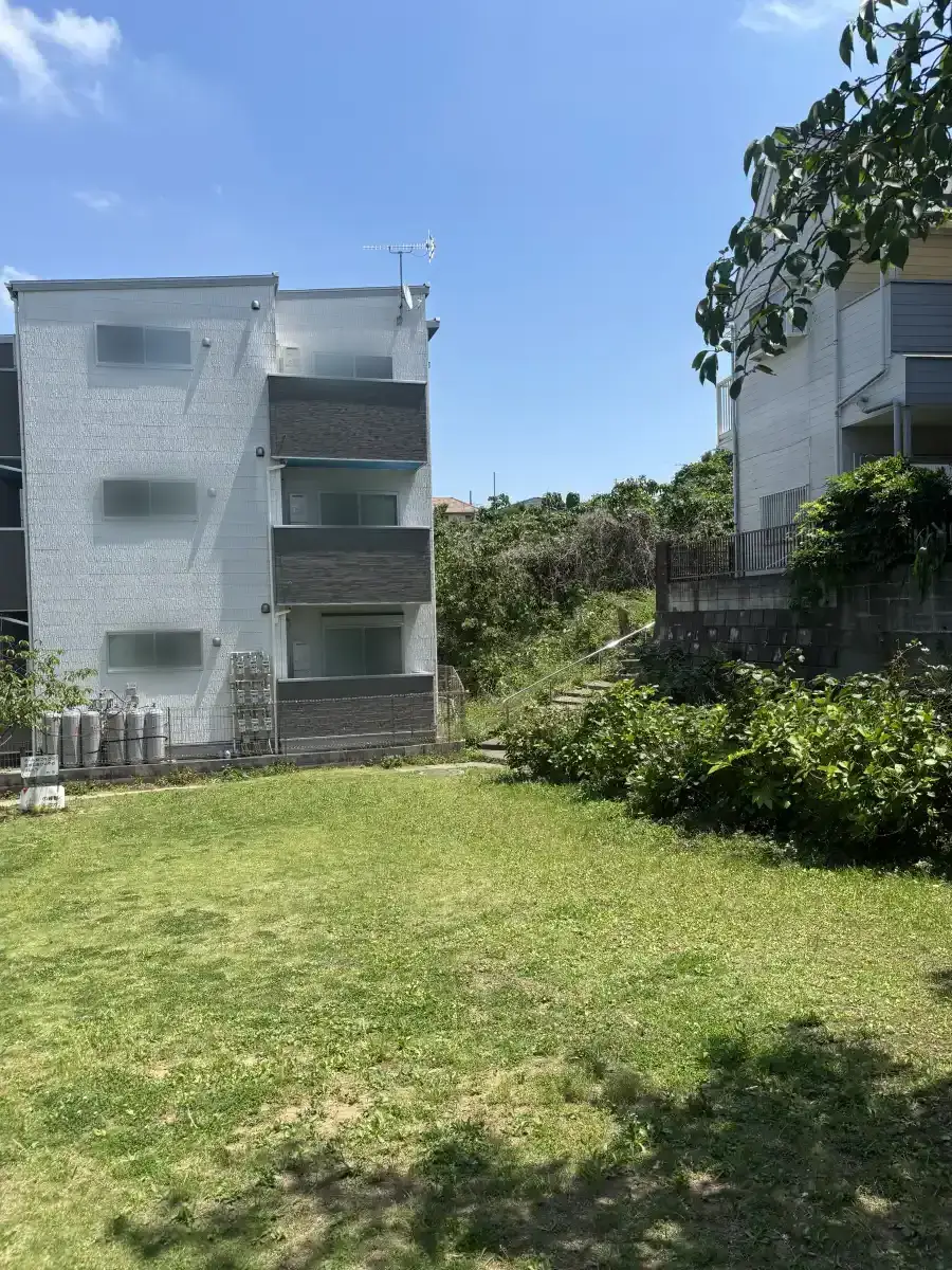 南東側入口の階段