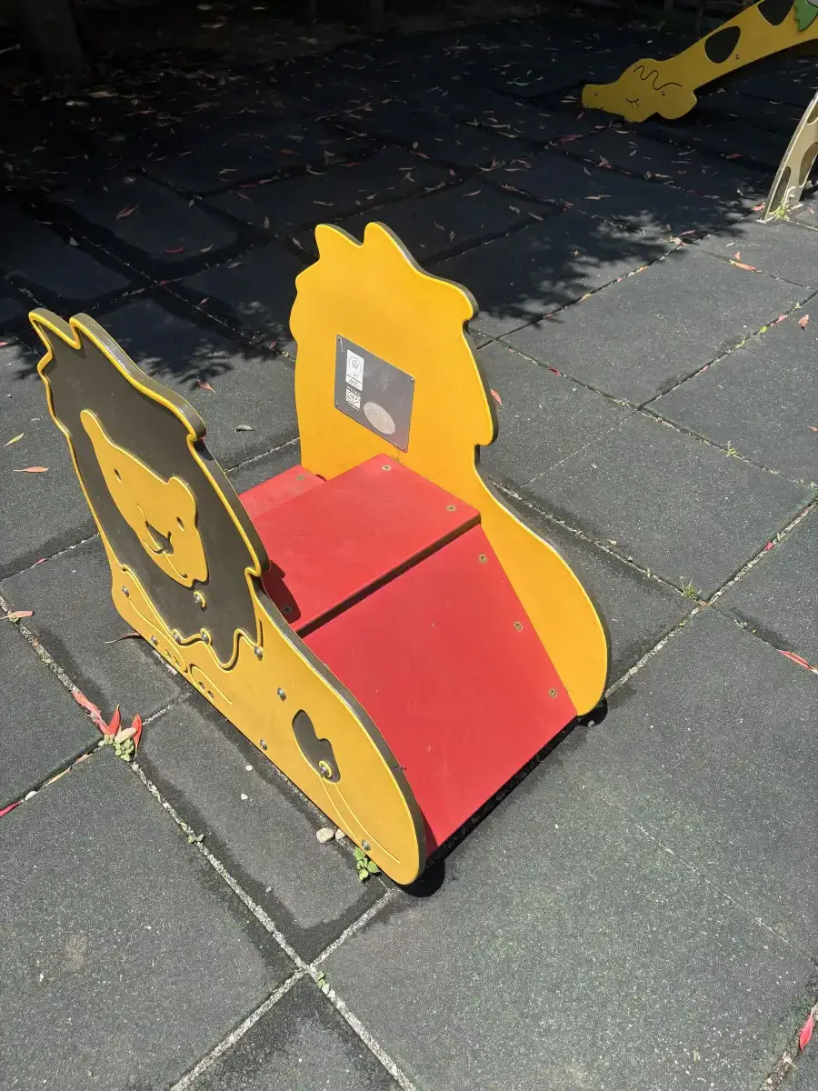 ライオンのパネル遊具を横から見た様子