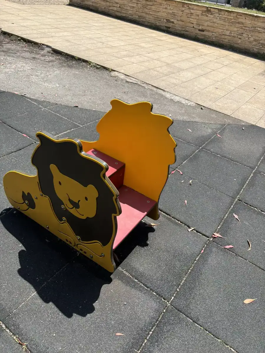 ライオンのパネル遊具