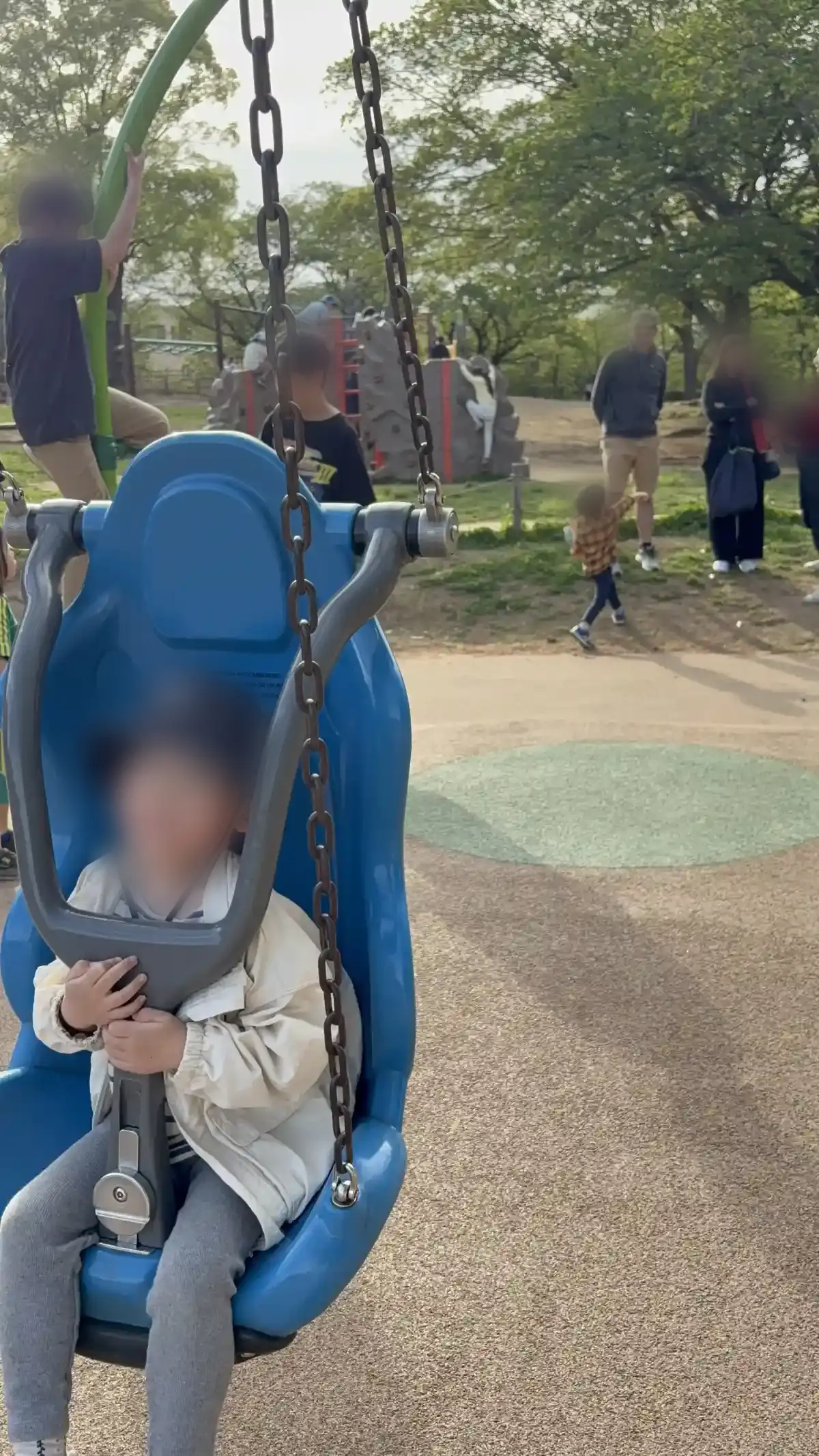 レールウェイで遊ぶ子ども