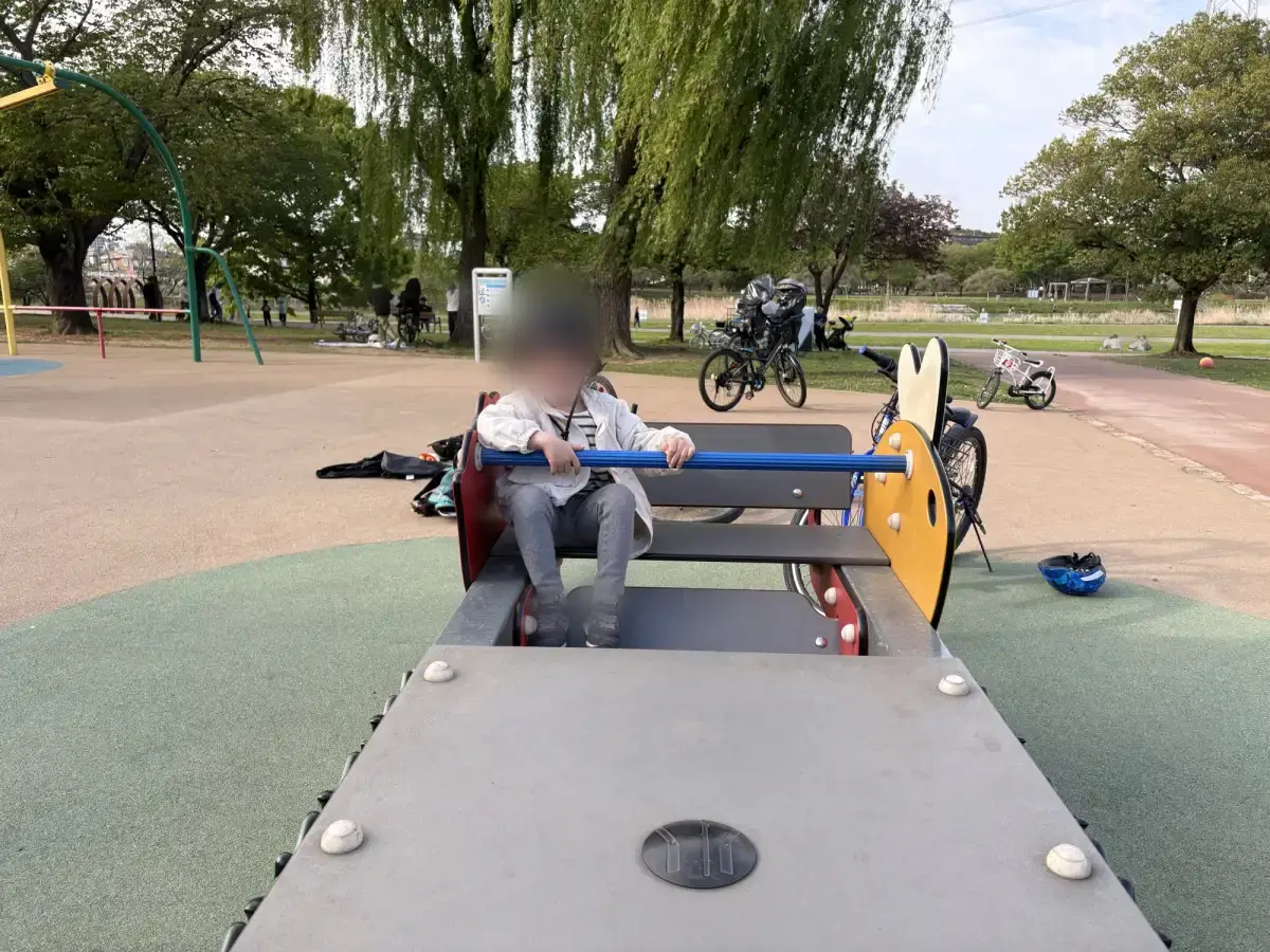 シーソーで遊ぶ子ども