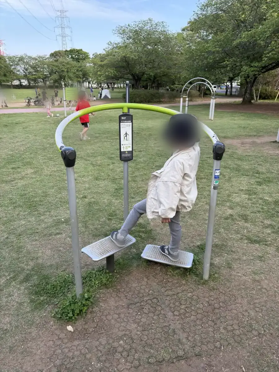 健康遊具を使う子ども