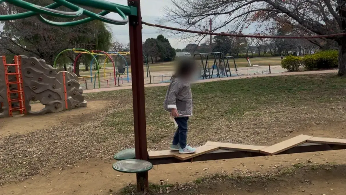 慎重にステップを渡る子ども