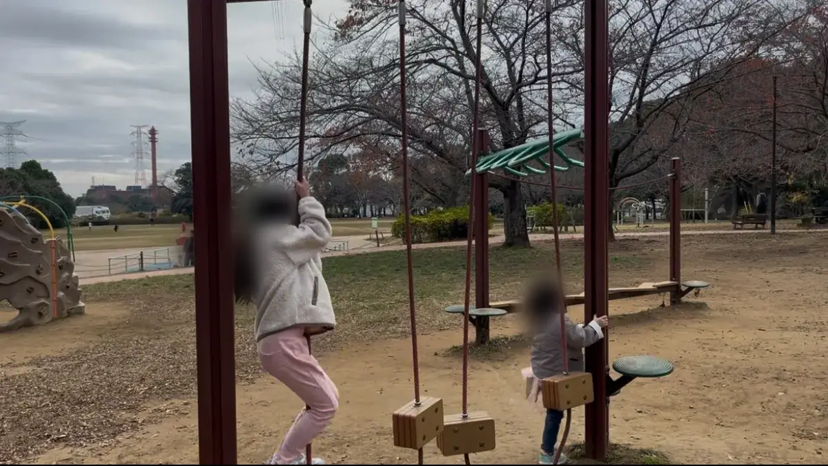 ステップ渡りで遊ぶ子どもたち