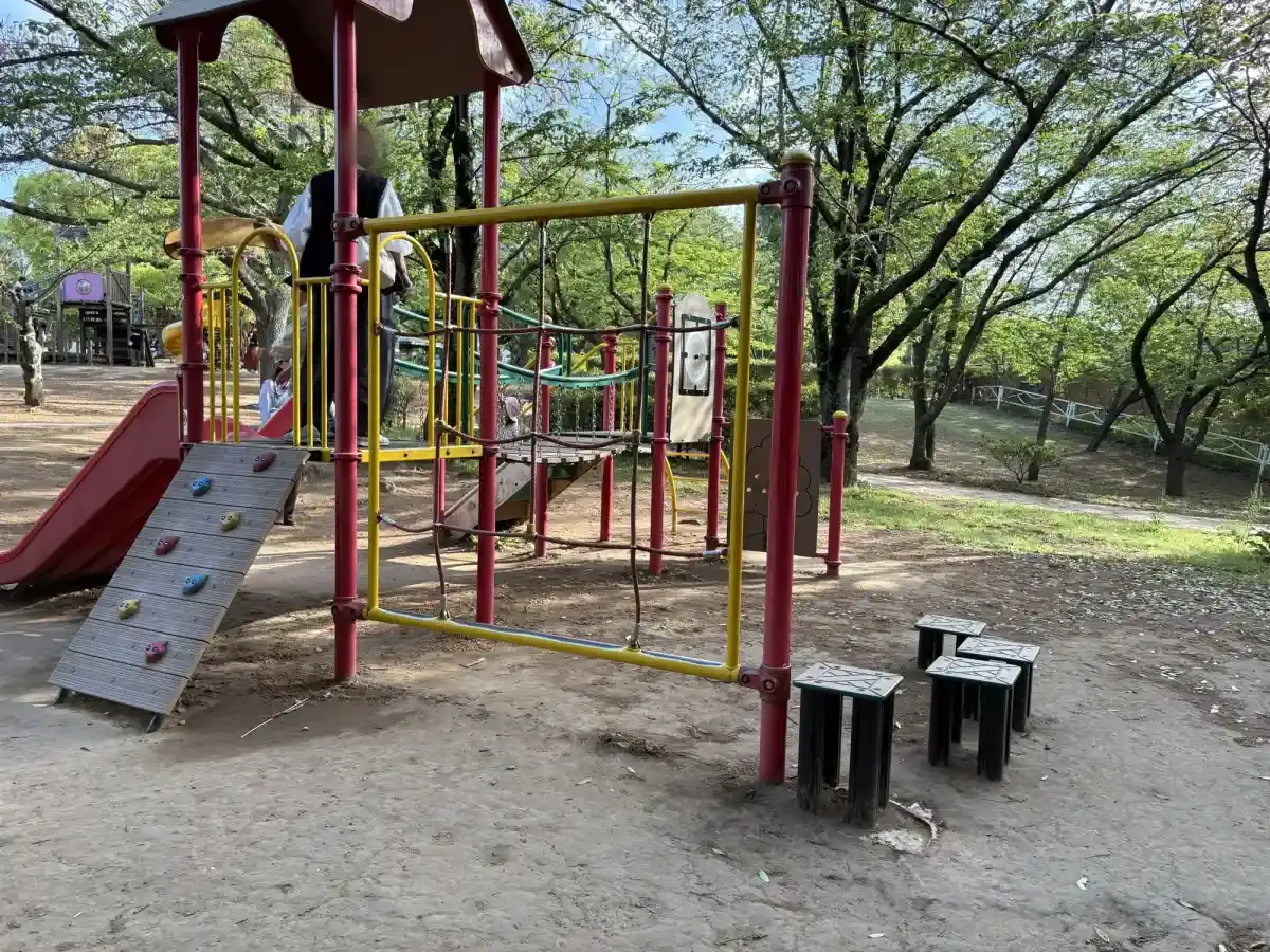 小さい子向け複合遊具の後ろ側