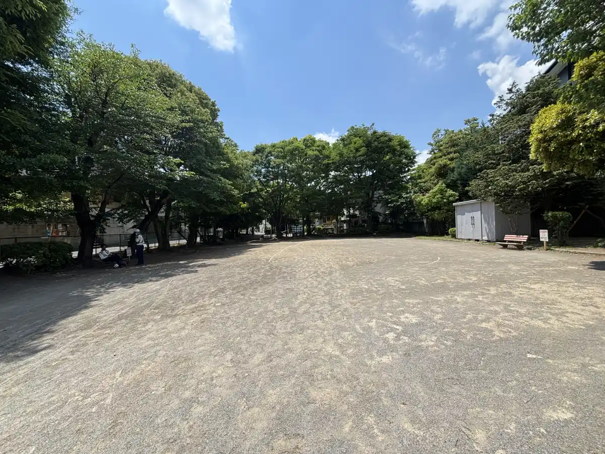 北西側入口から見た公園