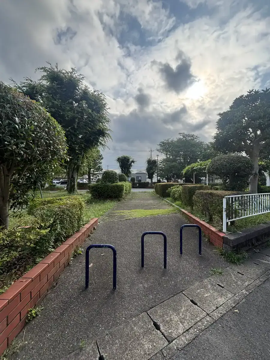 公園入口と公園内歩道