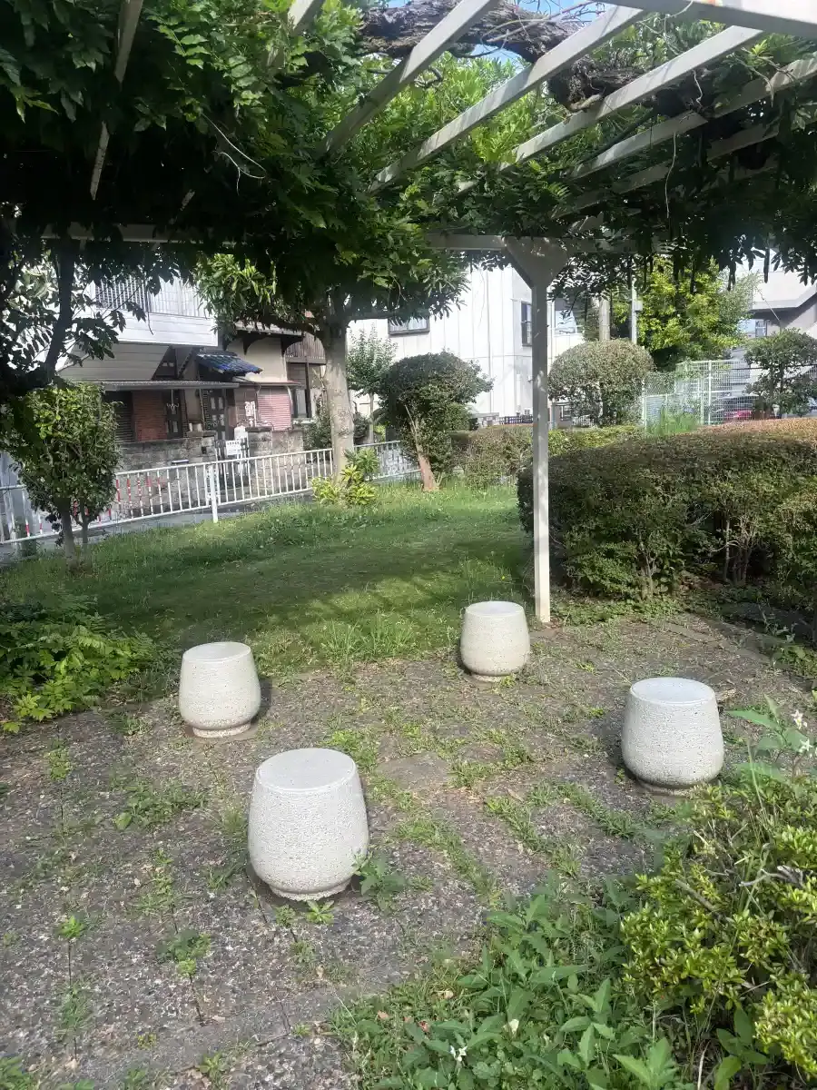 丸い石のスツール