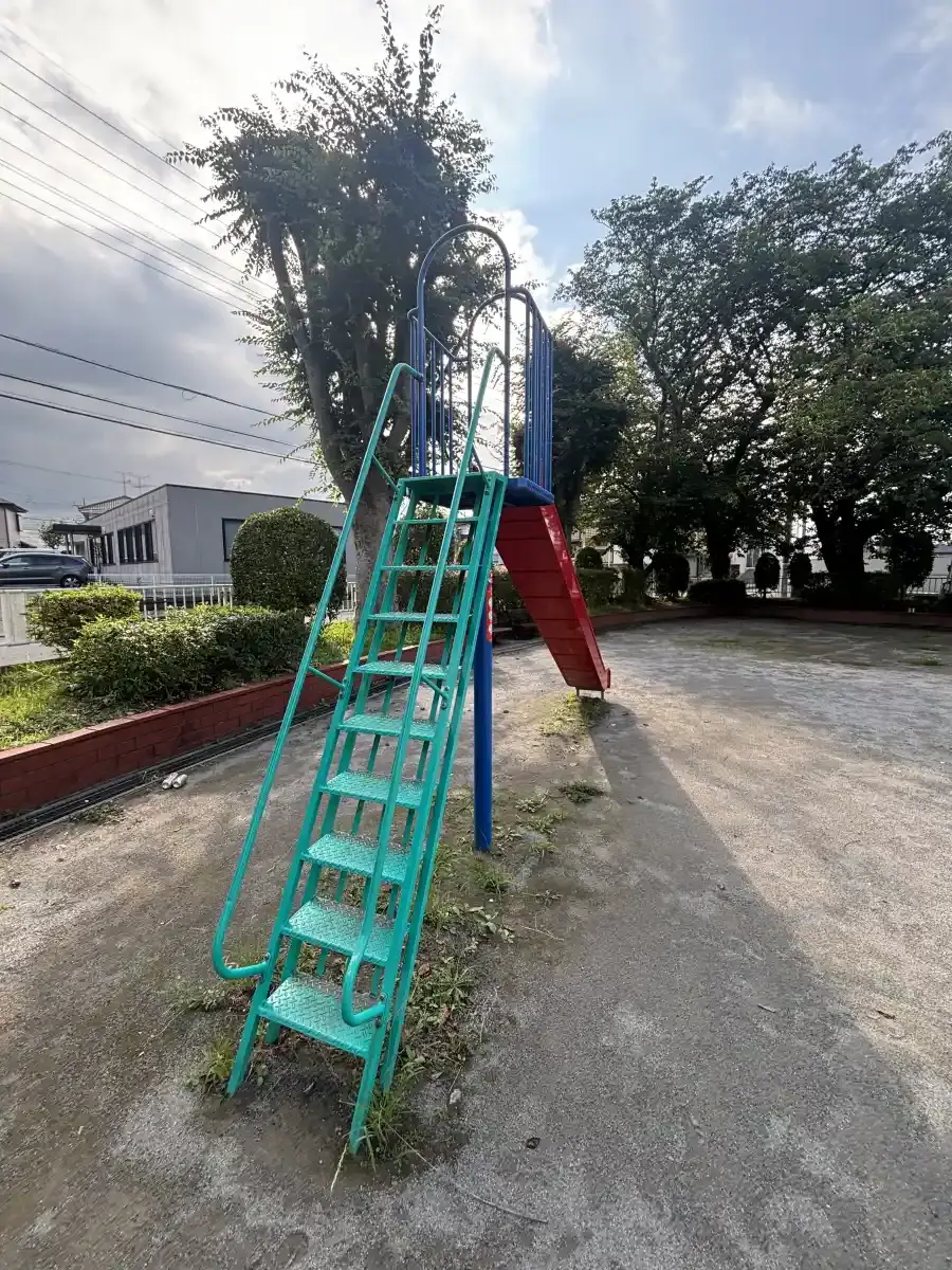 すべり台の階段