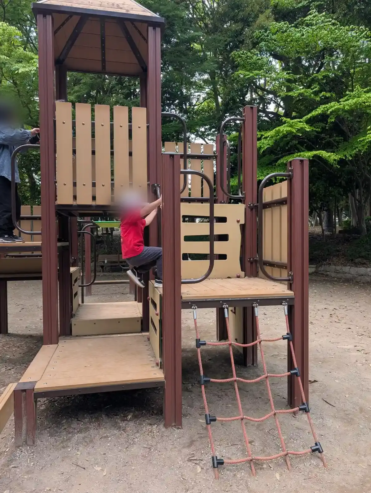 複合遊具で遊ぶ子ども