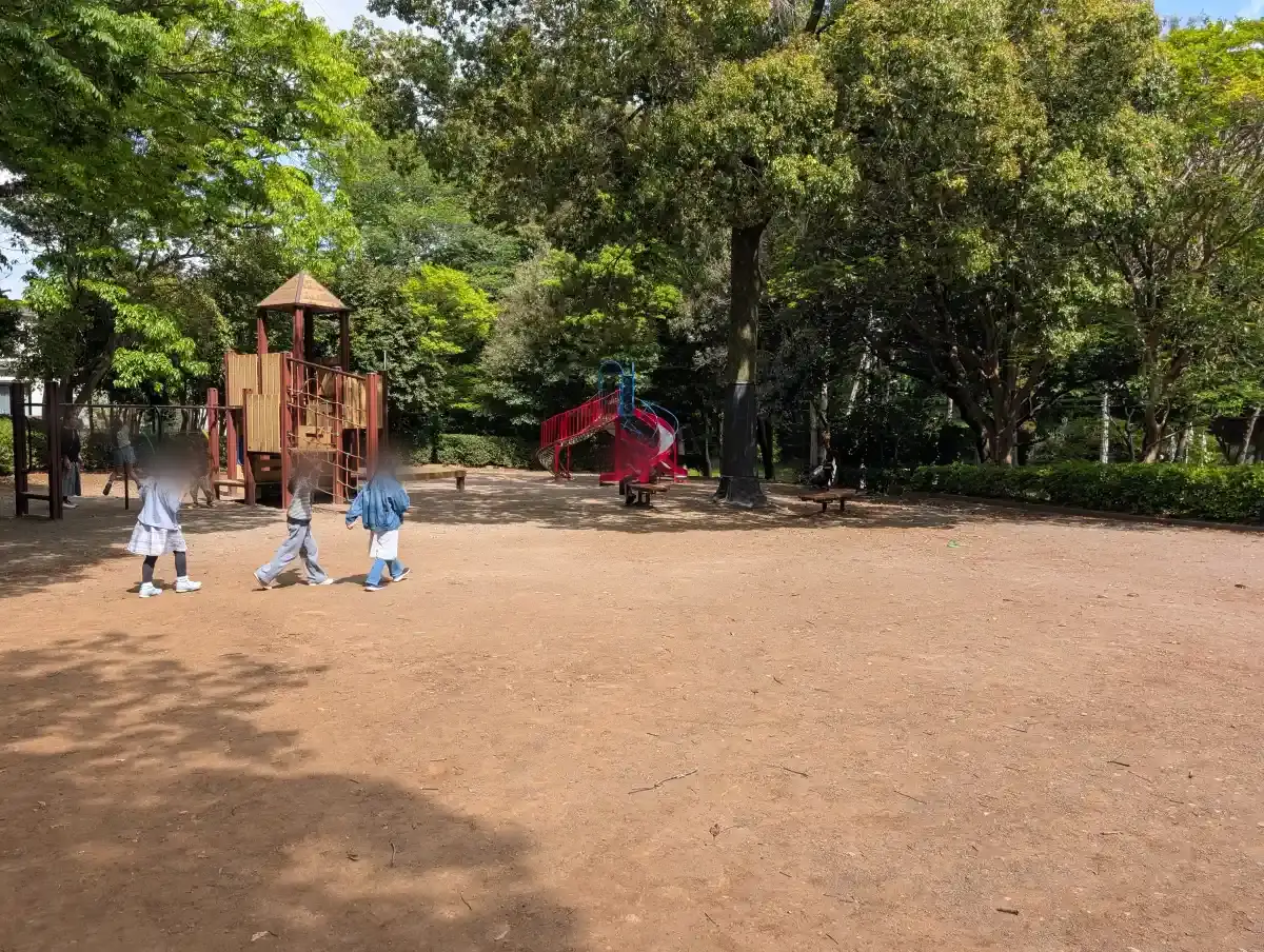 少し離れた位置から見たこども広場