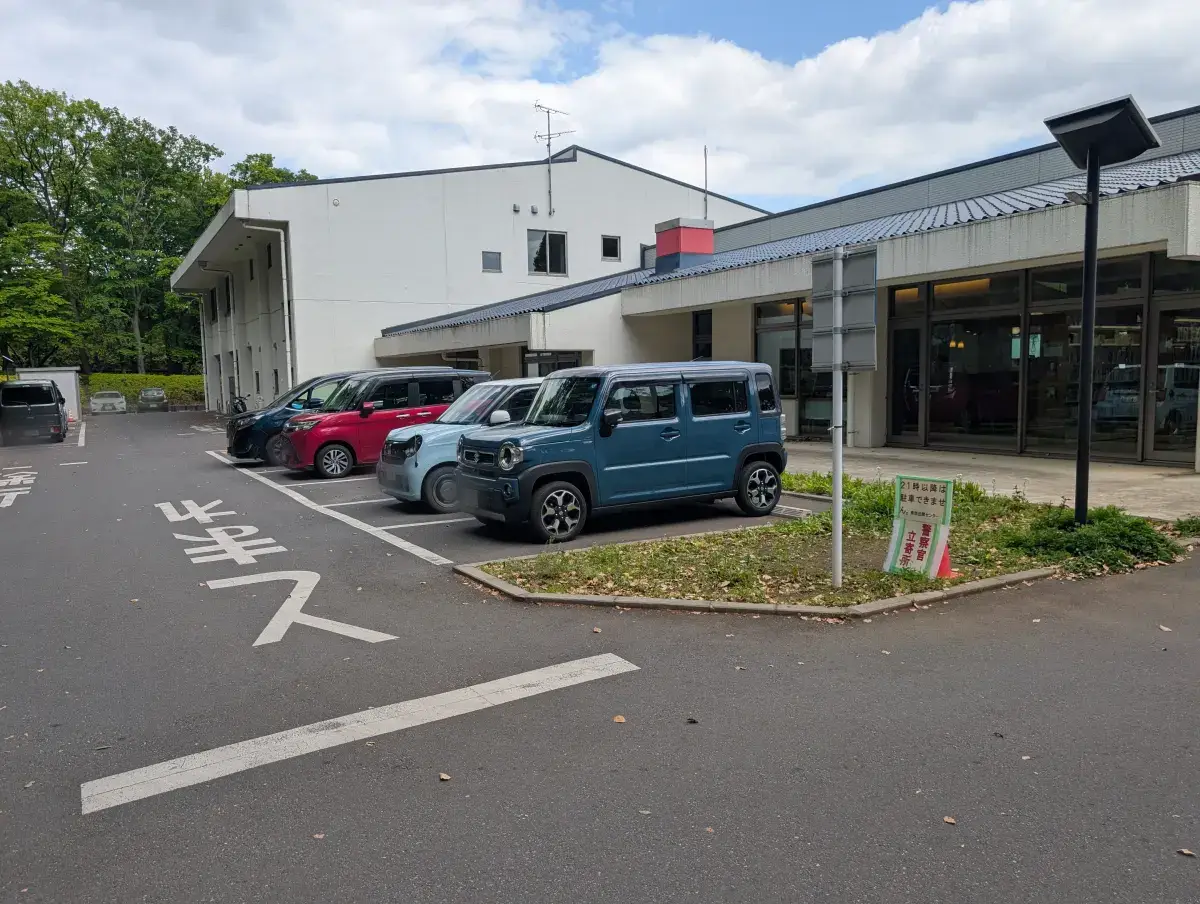 建物裏側の駐車場