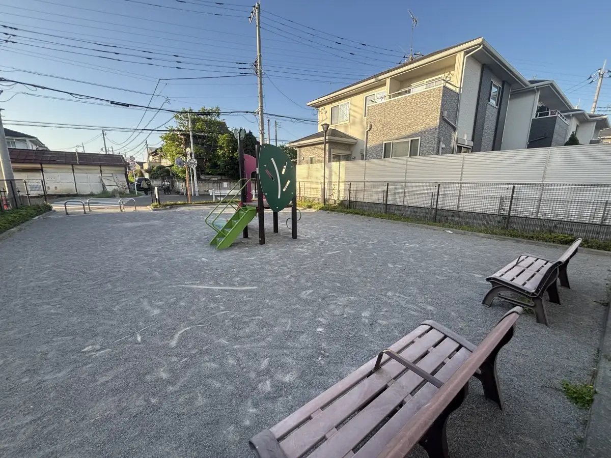 ベンチ側から見た公園全体