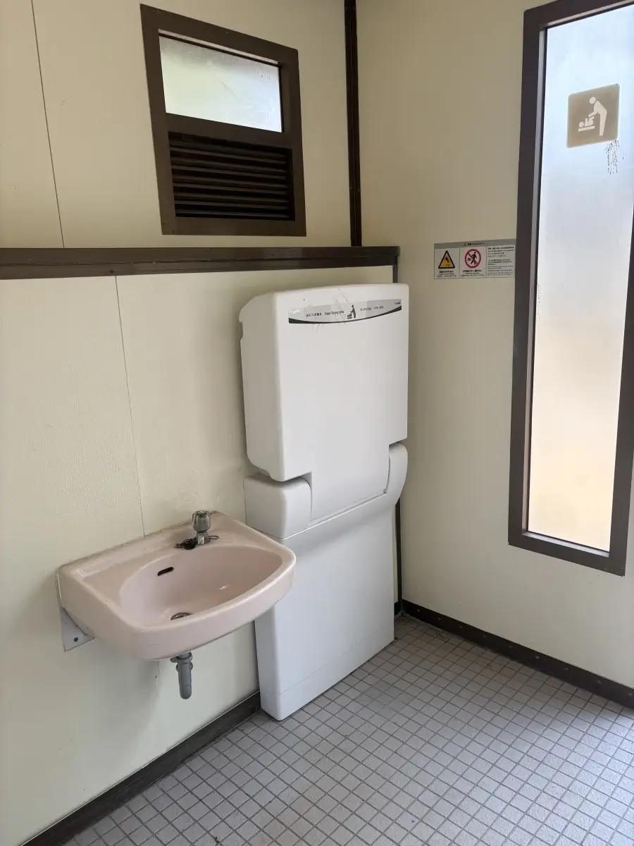 トイレ内のおむつ替えスペース