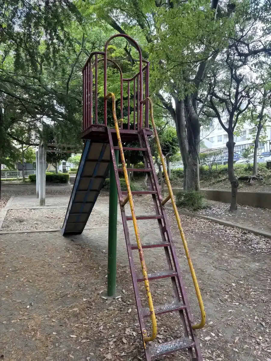 すべり台の階段