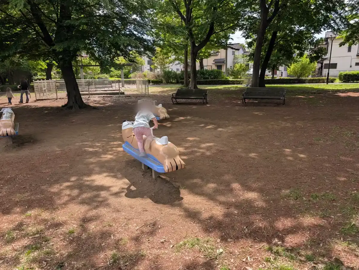3人乗りスプリング遊具で遊ぶ子ども