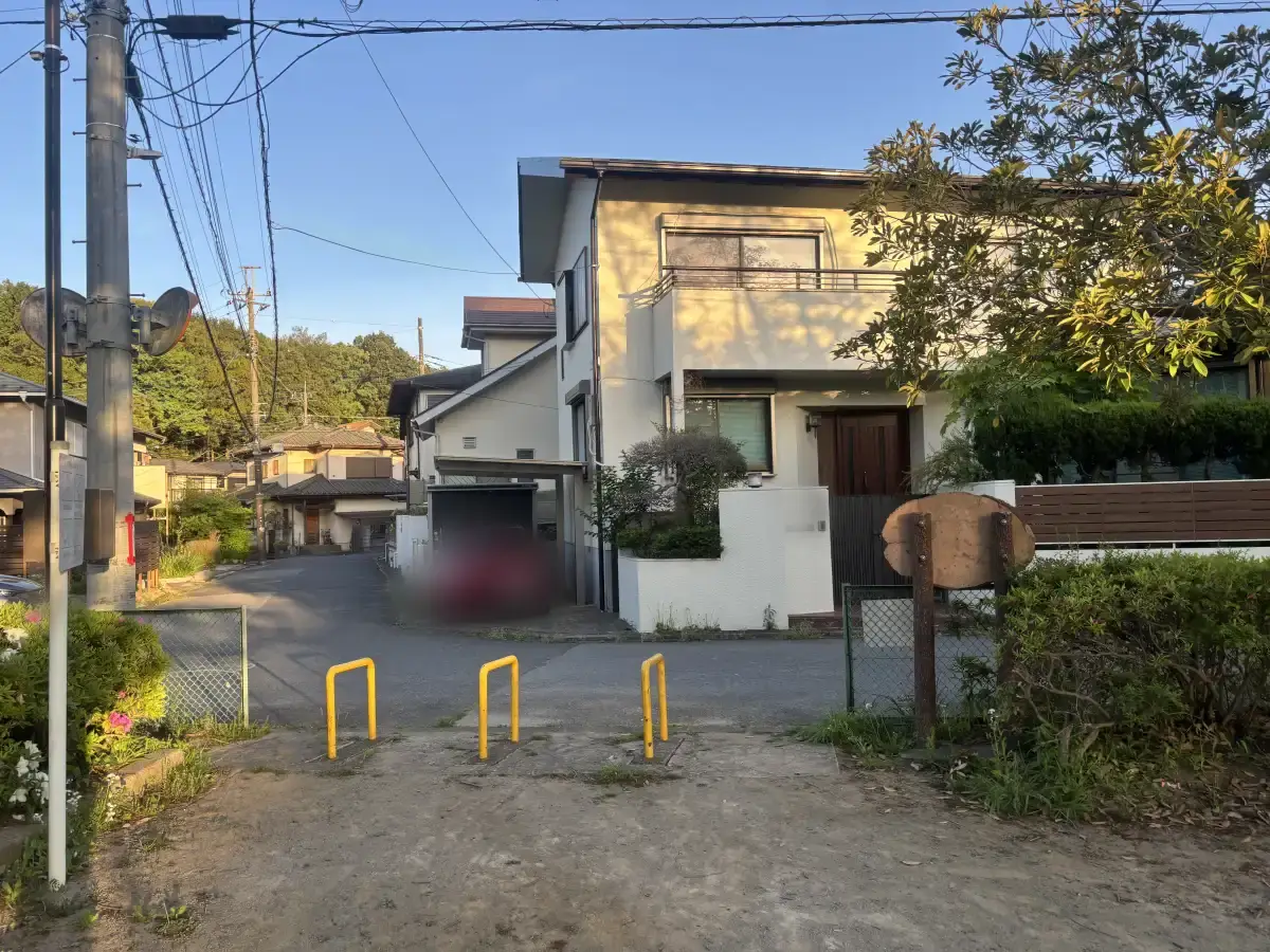 園内から見た入口側