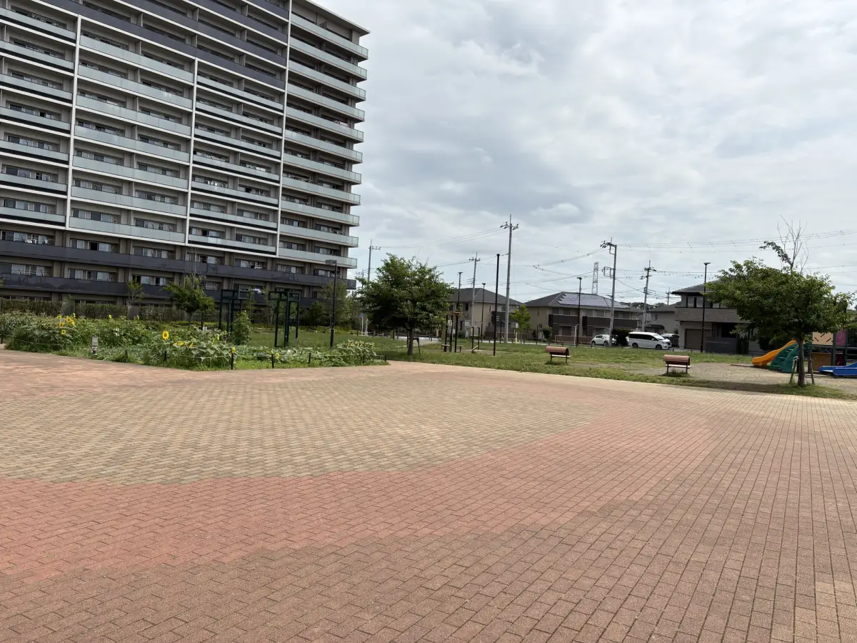 遊具近くの舗装された園路