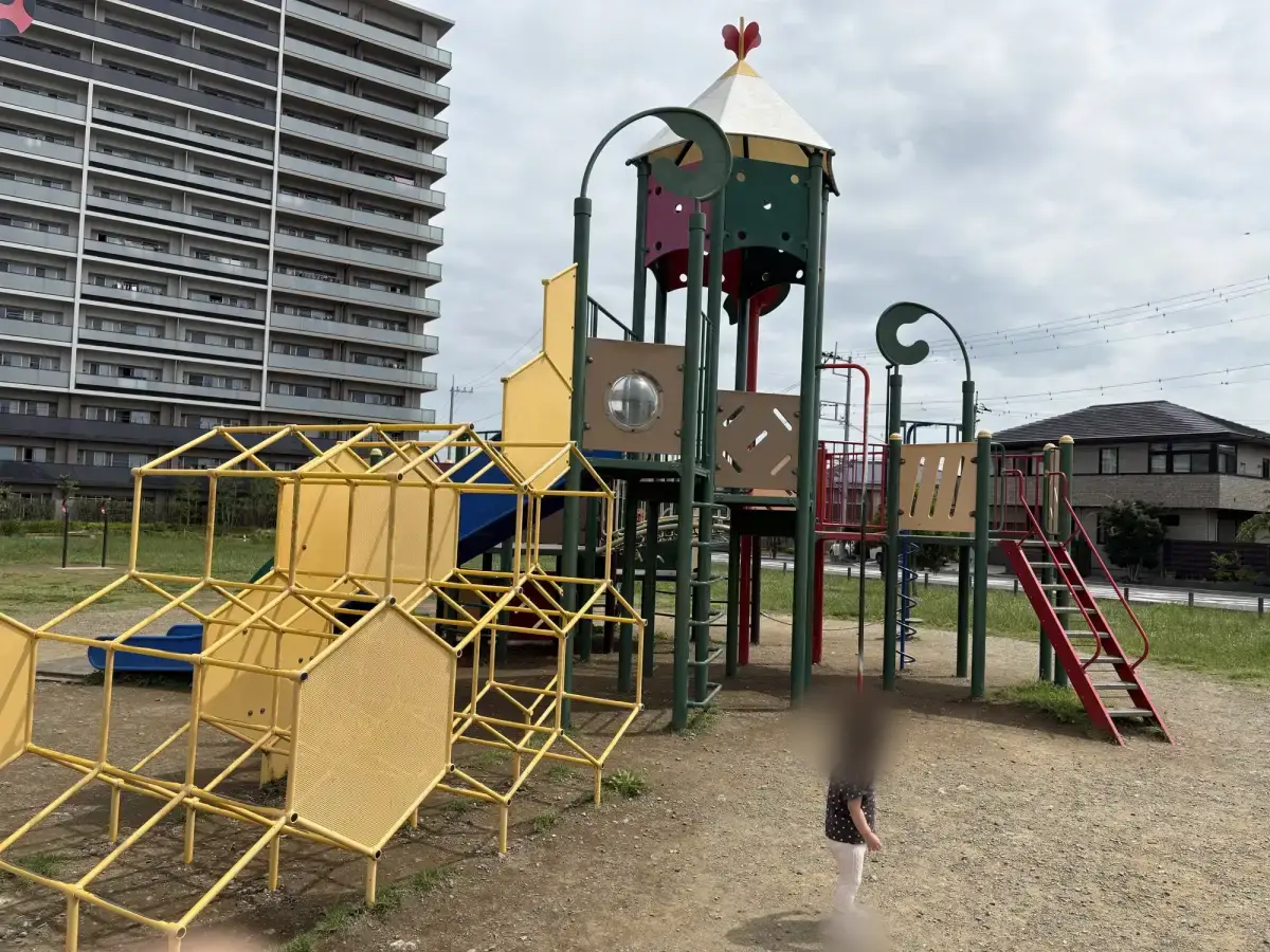 柏たなか駅前公園の大型複合遊具を別角度から見た様子