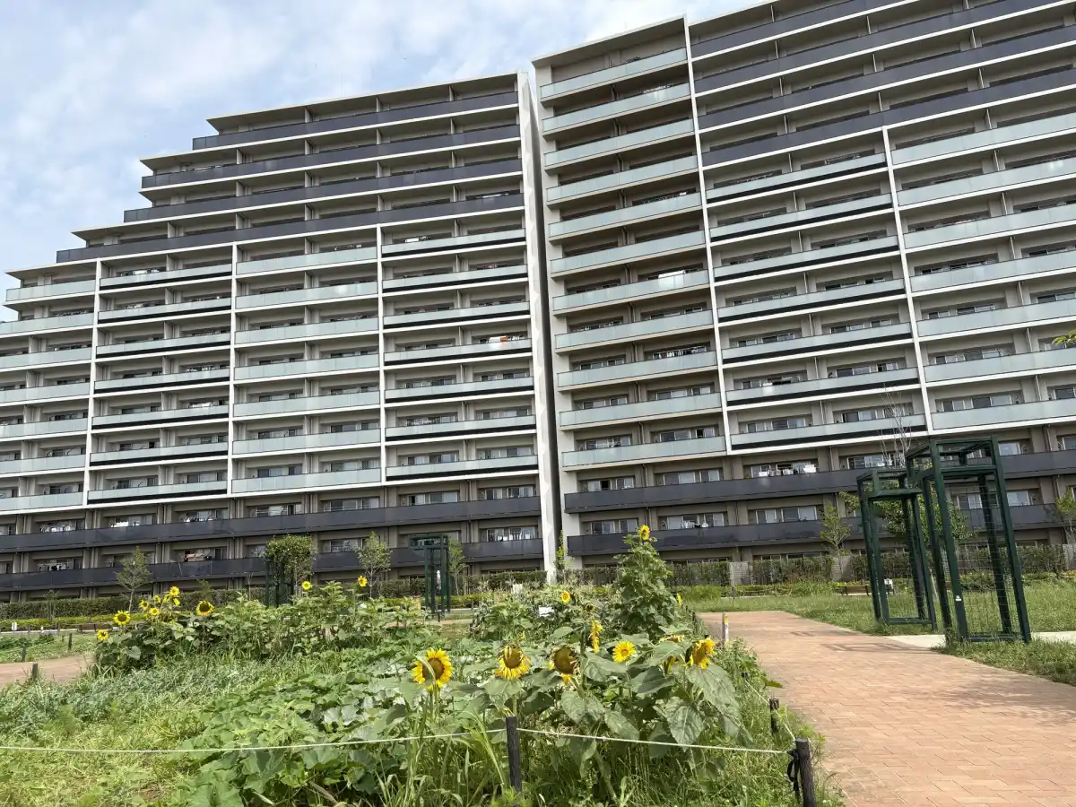公園前の建物外観