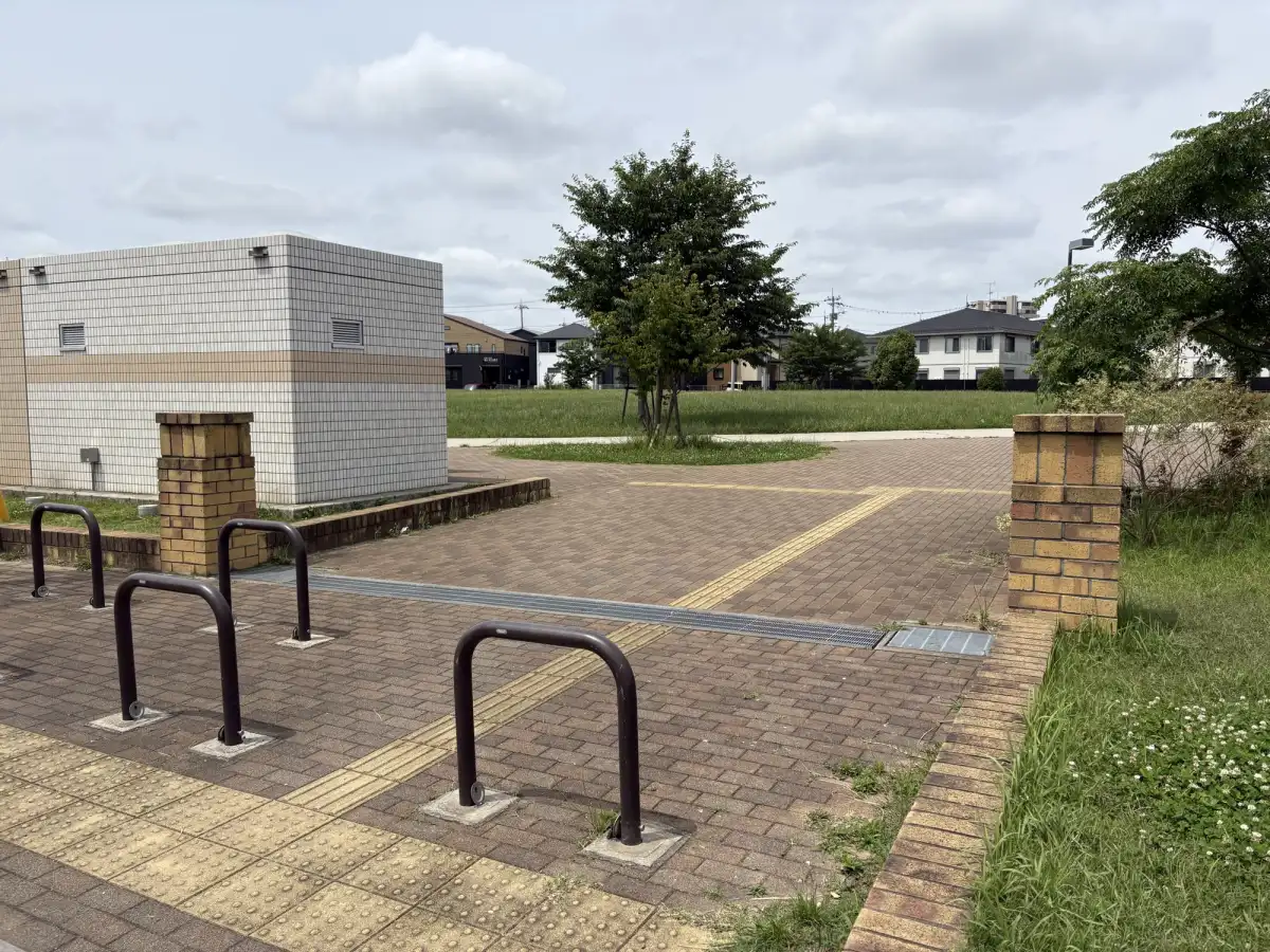 道路側から見た公園入口