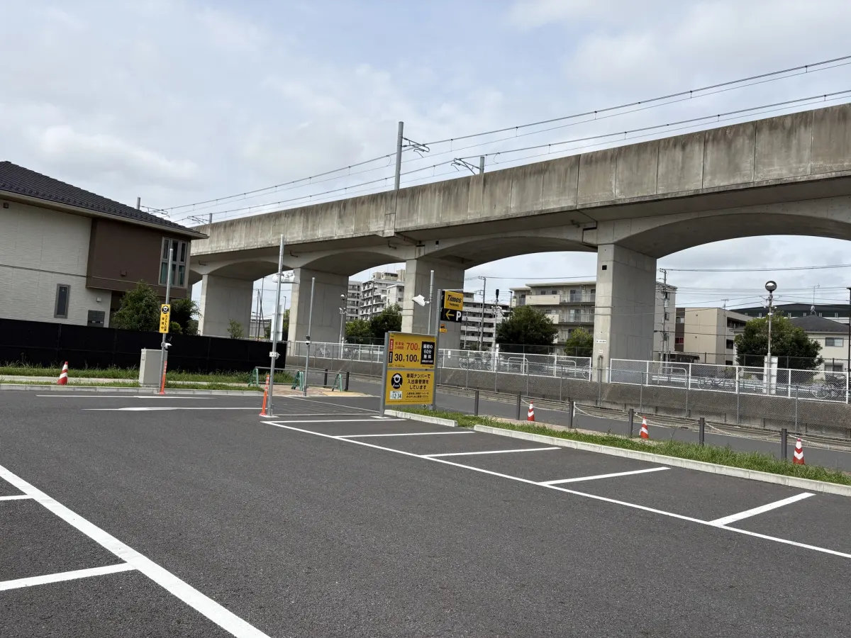 柏たなか駅前公園の高架下近くの駐車場まわり