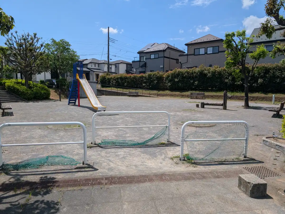 入口から見た園内