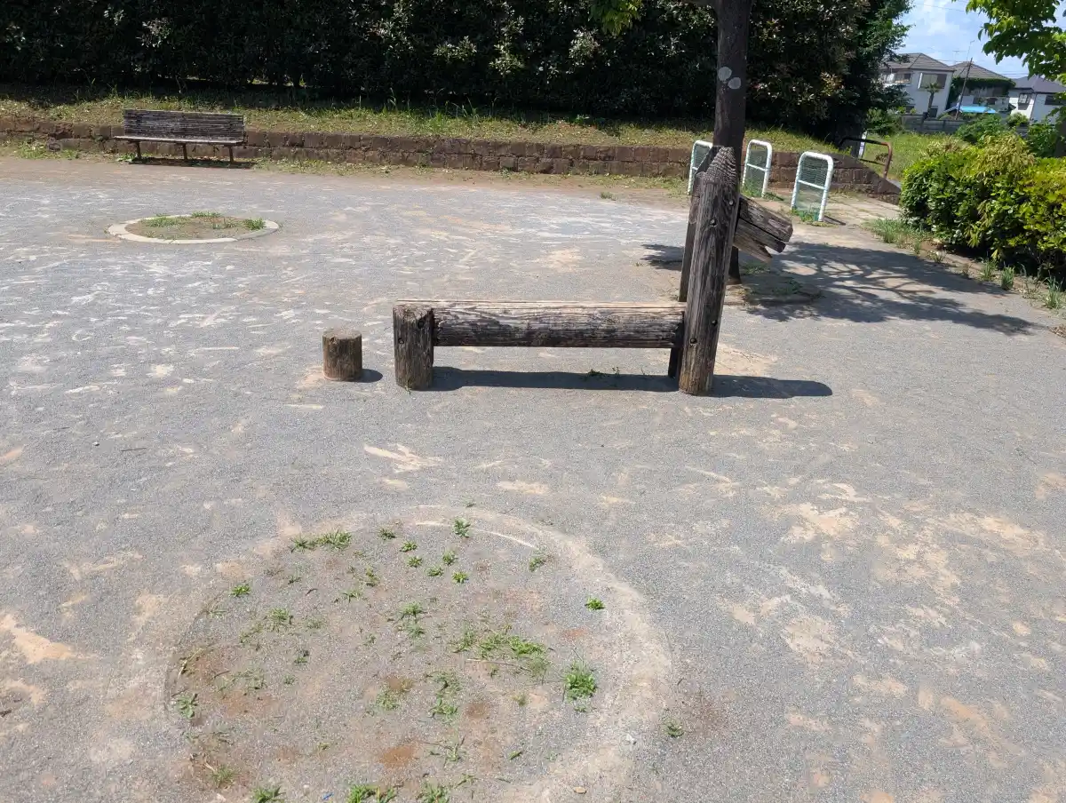 木製の馬の象形遊具
