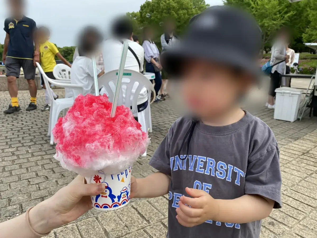 かき氷を食べる子ども