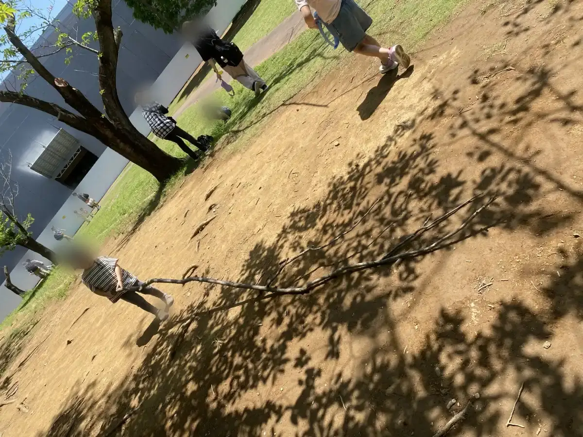 大きな木で遊ぶ子ども