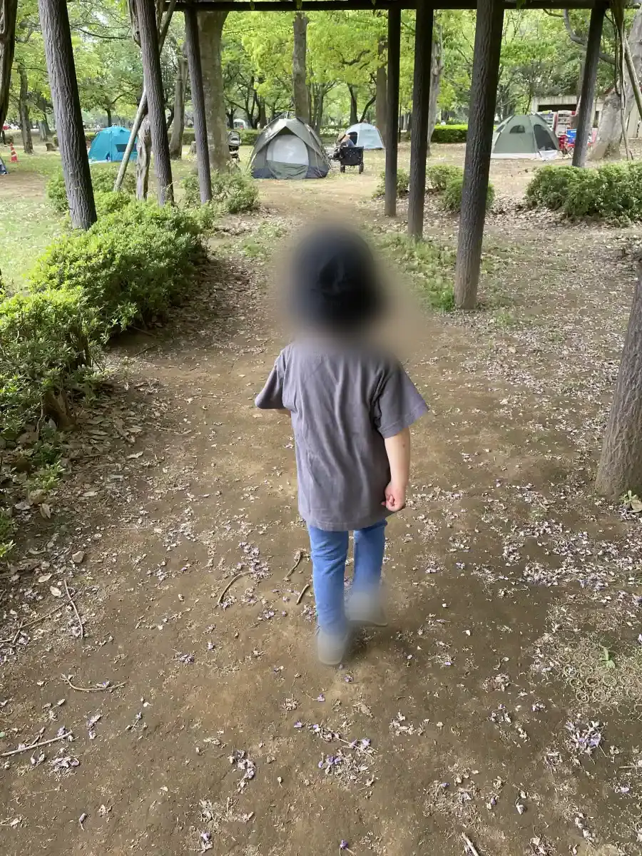 柏の葉公園の林の中を歩く子ども