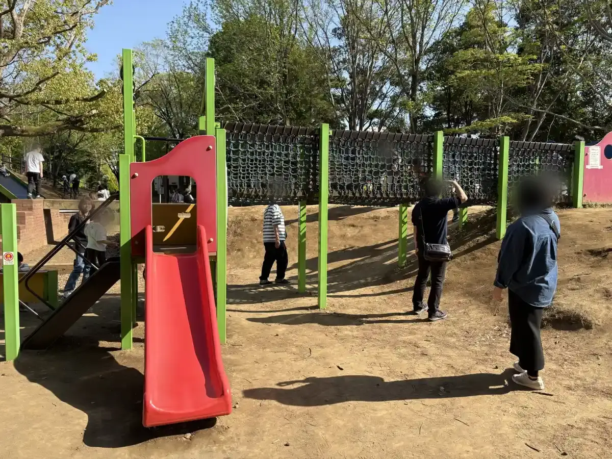 柏の葉公園の小さい子向け遊具のすべり台側