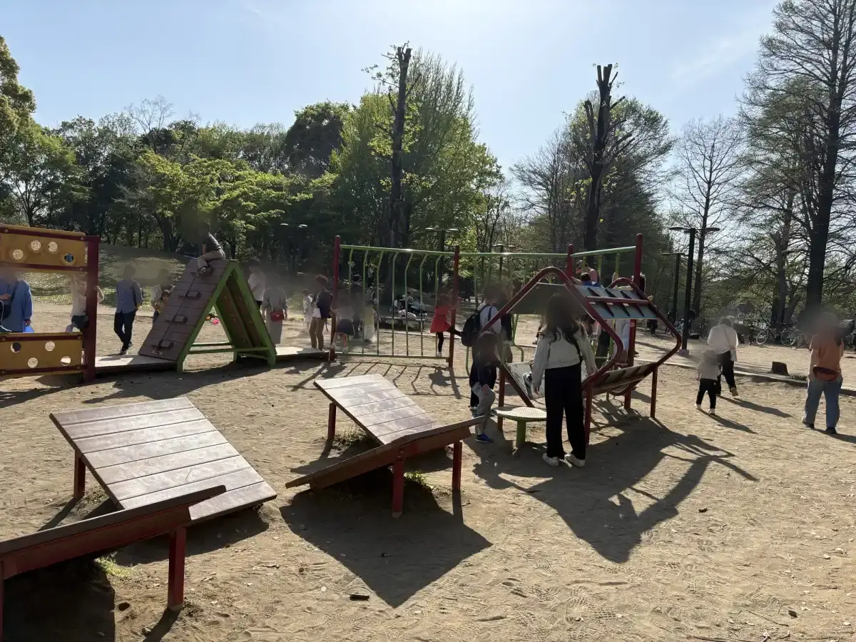 柏の葉公園の壁面を走るように遊べるコース
