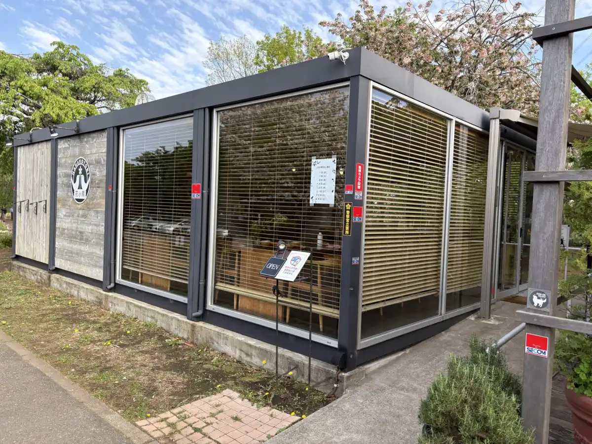 公園内のカフェ