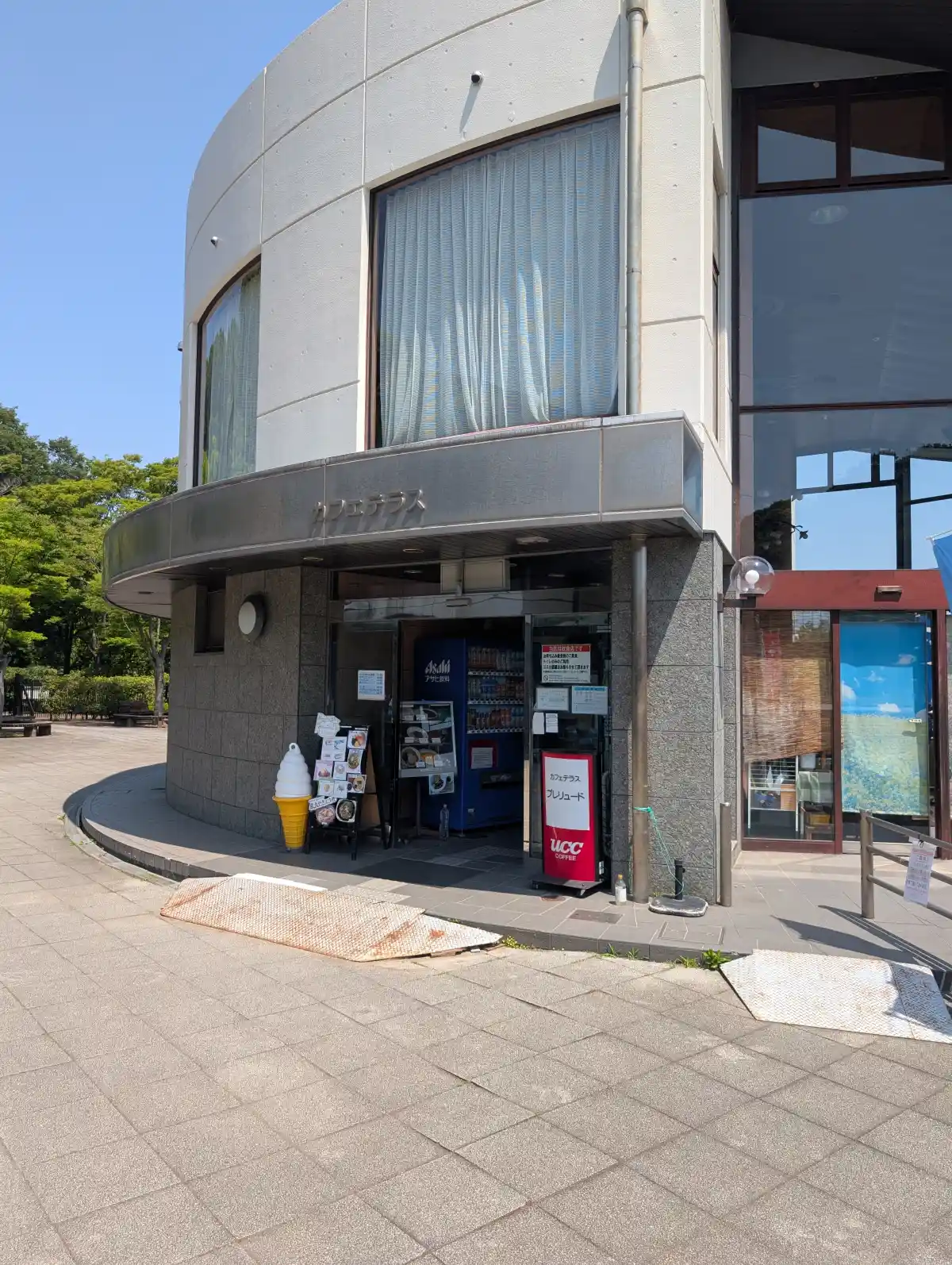 21世紀の森と広場のカフェテラスの入口
